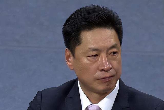 第34分钟，尤文右路角球开到禁区内达尼洛头球稍稍高出。